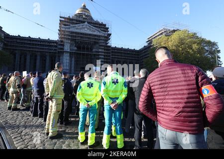 L'illustration montre des hommes et des femmes de police, des pompiers et des secouristes lors d'un hommage à Thomas Monjoie, le policier de 29 ans qui a été poignardé et tué jeudi dernier, organisé par la zone de police Bruno le lundi 14 novembre 2022 à Bruxelles. Sur 10 novembre, un homme a arrêté une patrouille de police et poignardé deux officiers dans le quartier Nord. Un policier est mort, un autre s'est blessé. BELGA PHOTO NICOLAS MATERLINCK Banque D'Images