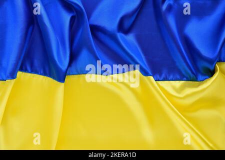 Drapeau ukraine fond en soie, structure en tissu ondulé détaillé. Le drapeau de l'Ukraine. Structure en tissu ondulé détaillée. Vue de dessus Banque D'Images