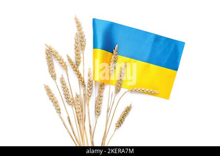 Épillets de blé avec drapeau de l'Ukraine isolés sur blanc. Récolte de blé et Ukraine concept Banque D'Images