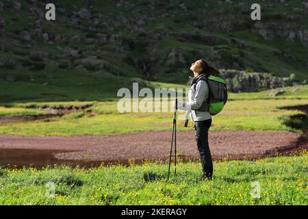 Profil bofy complet d'un randonneur respirant de l'air frais au bord d'une rivière Banque D'Images