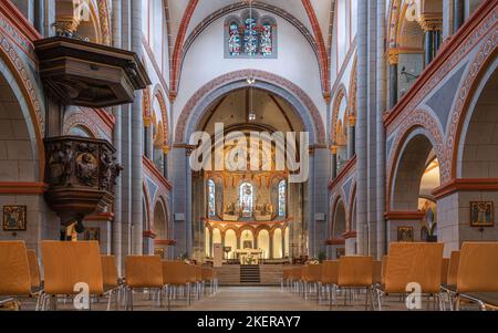 ANDERNACH, ALLEMAGNE - 28 SEPTEMBRE 2021 : vue par l'allée principale de l'église paroissiale Maria Himmelfahrt sur 28 septembre 2021 à Andernach, Germa Banque D'Images