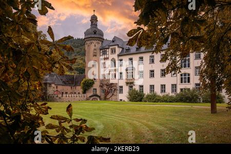 ANDERNACH, ALLEMAGNE - 27 SEPTEMBRE 2021 : château de namides près d'Andernach contre un ciel spectaculaire sur 27 septembre 2021 en Rhénanie-Palatinat, Allemagne Banque D'Images