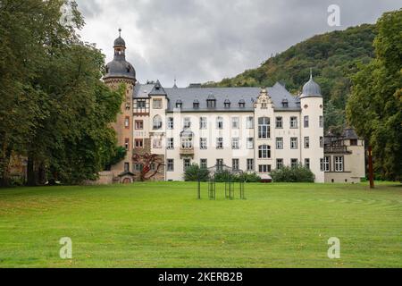 ANDERNACH, ALLEMAGNE - 27 SEPTEMBRE 2021 : château de names près d'Andernach pendant la saison d'automne contre ciel nuageux sur 27 septembre 2021 en Rhénanie-P Banque D'Images