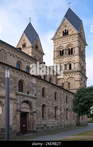 Eglise paroissiale Maria Himmelfahrt contre le ciel bleu, Andernach, Allemagne Banque D'Images