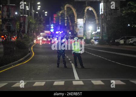 Badung, Bali, Indonésie. 13th novembre 2022. Une police et un officier de l'armée sont garde pour assurer la mobilité de la délégation au Sommet de Bali en G20 à Nusa Dua, Bali. L'Indonésie a tenu le groupe de 17th de vingt ''G20'' Sommet des chefs d'Etat et de gouvernement, qui s'est tenu à Nusa Dua, Bali, sur 15 novembre'''"16, 2022. (Credit image: © Dicky Bisinglasi/ZUMA Press Wire) Banque D'Images