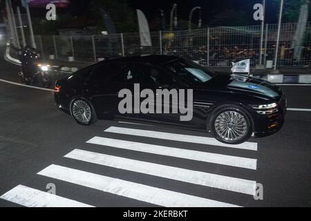 Badung, Bali, Indonésie. 13th novembre 2022. Une voiture transportant la délégation de la Banque islamique de développement est passée par Nusa Dua Street. L'Indonésie a tenu le groupe de 17th de vingt ''G20'' Sommet des chefs d'Etat et de gouvernement, qui s'est tenu à Nusa Dua, Bali, sur 15 novembre'''"16, 2022. (Credit image: © Dicky Bisinglasi/ZUMA Press Wire) Banque D'Images