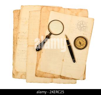 Feuilles anciennes avec loupe rose compas et stylo plume isolé sur blanc Banque D'Images