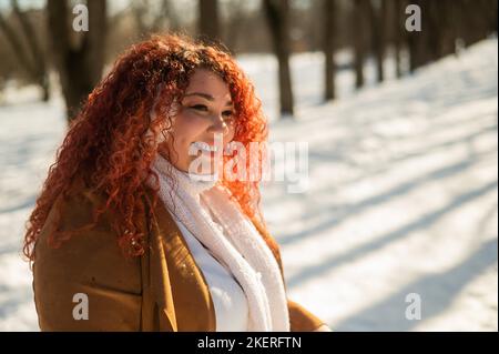 Gaie femme caucasienne en fourrure casque à l'extérieur. Banque D'Images