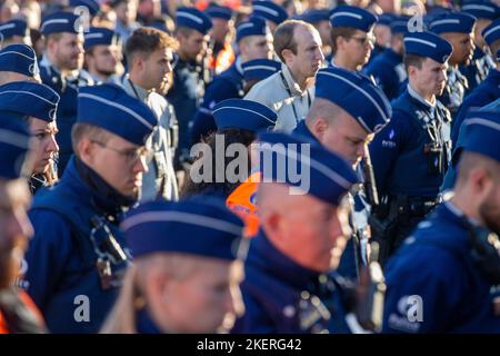 L'illustration montre des hommes et des femmes de police lors d'un hommage à Thomas Monjoie, le policier de 29 ans qui a été poignardé et tué jeudi dernier, organisé par la zone de police de Bruno le lundi 14 novembre 2022 à Bruxelles. Sur 10 novembre, un homme a arrêté une patrouille de police et poignardé deux officiers dans le quartier Nord. Un policier est mort, un autre s'est blessé. BELGA PHOTO NICOLAS MATERLINCK Banque D'Images