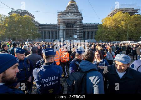 L'illustration montre un hommage à Thomas Monjoie, le policier de 29 ans qui a été poignardé et tué jeudi dernier, organisé par la zone de police Bruno le lundi 14 novembre 2022 à Bruxelles. Sur 10 novembre, un homme a arrêté une patrouille de police et poignardé deux officiers dans le quartier Nord. Un policier est mort, un autre s'est blessé. BELGA PHOTO NICOLAS MATERLINCK Banque D'Images