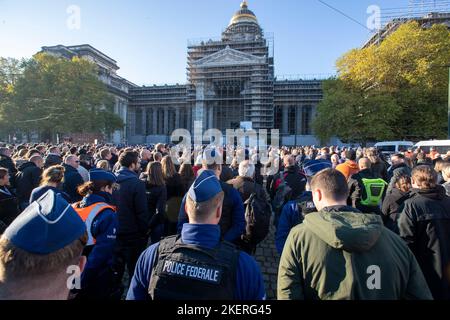 L'illustration montre un hommage à Thomas Monjoie, le policier de 29 ans qui a été poignardé et tué jeudi dernier, organisé par la zone de police Bruno le lundi 14 novembre 2022 à Bruxelles. Sur 10 novembre, un homme a arrêté une patrouille de police et poignardé deux officiers dans le quartier Nord. Un policier est mort, un autre s'est blessé. BELGA PHOTO NICOLAS MATERLINCK Banque D'Images