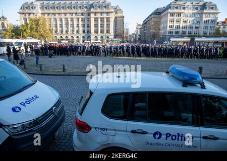 L'illustration montre un hommage à Thomas Monjoie, le policier de 29 ans qui a été poignardé et tué jeudi dernier, organisé par la zone de police Bruno le lundi 14 novembre 2022 à Bruxelles. Sur 10 novembre, un homme a arrêté une patrouille de police et poignardé deux officiers dans le quartier Nord. Un policier est mort, un autre s'est blessé. BELGA PHOTO NICOLAS MATERLINCK Banque D'Images