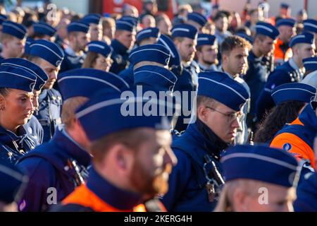 L'illustration montre des hommes et des femmes de police lors d'un hommage à Thomas Monjoie, le policier de 29 ans qui a été poignardé et tué jeudi dernier, organisé par la zone de police de Bruno le lundi 14 novembre 2022 à Bruxelles. Sur 10 novembre, un homme a arrêté une patrouille de police et poignardé deux officiers dans le quartier Nord. Un policier est mort, un autre s'est blessé. BELGA PHOTO NICOLAS MATERLINCK Banque D'Images