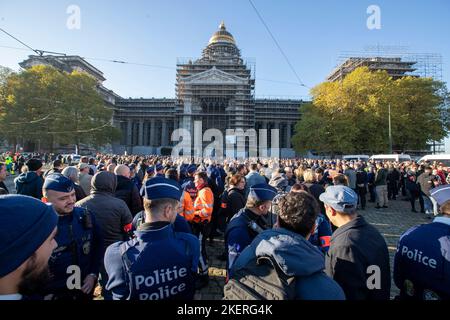 L'illustration montre un hommage à Thomas Monjoie, le policier de 29 ans qui a été poignardé et tué jeudi dernier, organisé par la zone de police Bruno le lundi 14 novembre 2022 à Bruxelles. Sur 10 novembre, un homme a arrêté une patrouille de police et poignardé deux officiers dans le quartier Nord. Un policier est mort, un autre s'est blessé. BELGA PHOTO NICOLAS MATERLINCK Banque D'Images