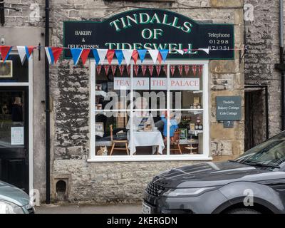 Tindalls of Tideswell, une boulangerie, une épicerie et un café, dans le village de Peak District de Tidewell, Derbyshire, Royaume-Uni; décoré pour le Jubilé de la Reine Banque D'Images