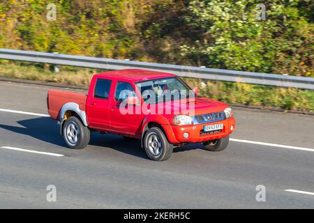 2004 Rouge NISSAN NAVARA DCB OUTLAW pick-up 4X4 P/U 2488cc Diesel 5 vitesses manuelle Banque D'Images