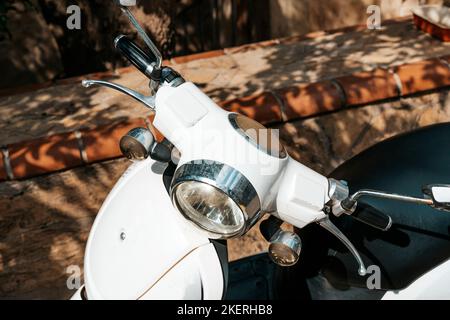 Scooter sur la rue de la ville touristique. Scooter classique pour l'équitation et la location pendant les vacances, les vacances et les voyages pour les touristes. Photo de haute qualité Banque D'Images