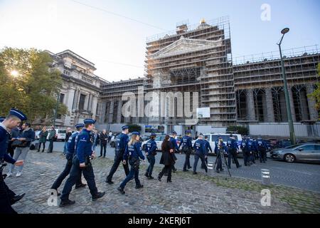 L'illustration montre un hommage à Thomas Monjoie, le policier de 29 ans qui a été poignardé et tué jeudi dernier, organisé par la zone de police Bruno le lundi 14 novembre 2022 à Bruxelles. Sur 10 novembre, un homme a arrêté une patrouille de police et poignardé deux officiers dans le quartier Nord. Un policier est mort, un autre s'est blessé. BELGA PHOTO NICOLAS MATERLINCK Banque D'Images