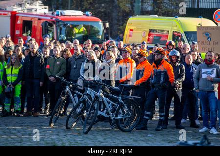 L'illustration montre un hommage à Thomas Monjoie, le policier de 29 ans qui a été poignardé et tué jeudi dernier, organisé par la zone de police Bruno le lundi 14 novembre 2022 à Bruxelles. Sur 10 novembre, un homme a arrêté une patrouille de police et poignardé deux officiers dans le quartier Nord. Un policier est mort, un autre s'est blessé. BELGA PHOTO NICOLAS MATERLINCK Banque D'Images