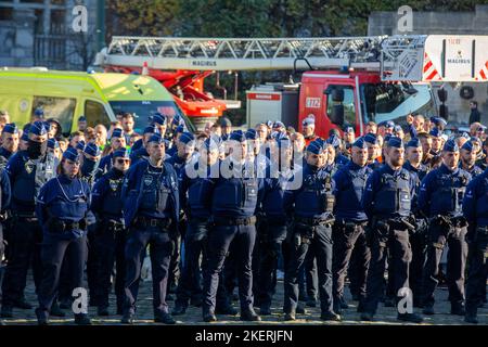 L'illustration montre des hommes et des femmes de police lors d'un hommage à Thomas Monjoie, le policier de 29 ans qui a été poignardé et tué jeudi dernier, organisé par la zone de police de Bruno le lundi 14 novembre 2022 à Bruxelles. Sur 10 novembre, un homme a arrêté une patrouille de police et poignardé deux officiers dans le quartier Nord. Un policier est mort, un autre s'est blessé. BELGA PHOTO NICOLAS MATERLINCK Banque D'Images