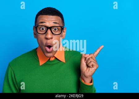 Photo de l'homme intelligent excité chemise orange sweatshirt vert obtenir une excellente inspiration brillante isolée sur fond bleu couleur Banque D'Images