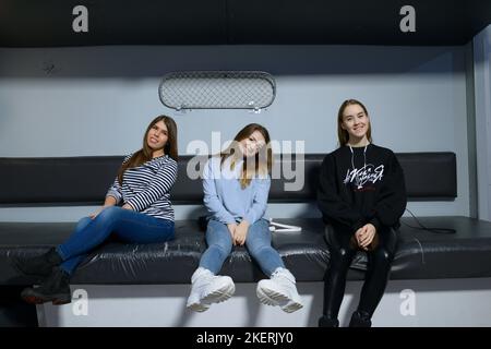 Trois filles souriantes assises sur l'autocar au modèle de chariot de couchage d'un train de passagers, musée. 2 février 2020. Kiev, Ukraine Banque D'Images