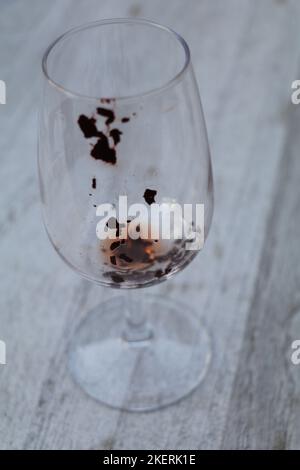 sédiments de vin rouge dans un verre vide Banque D'Images