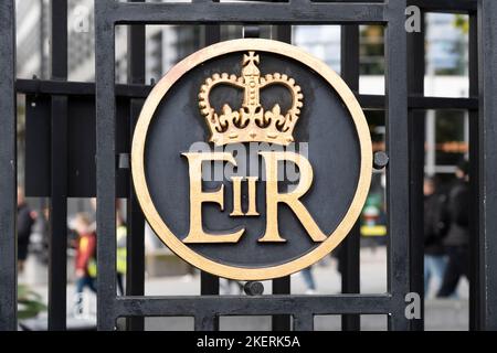 Er dans la peinture noire et or - Elizabeth II Regina (EIIR), le cypher royal de la reine Elizabeth II, sur une porte à l'extérieur de la Tour de Londres, en Angleterre Banque D'Images