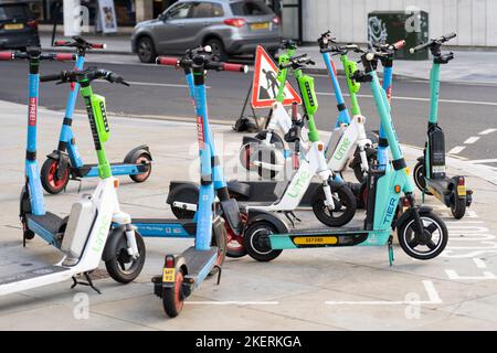 Les transports pour Londres et les conseils de Londres ont prolongé leur essai de location de scooters électroniques à travers Londres en 2022, qui sont légaux pour rouler sur la voie publique Banque D'Images