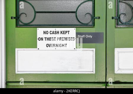 260 ''pas d'argent conservé dans ces locaux''' notice sur la porte de la section d'exploitation de la gare Scenic. Kuranda-Australie. Banque D'Images