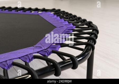 cyan petit trampoline forme physique petit espace vide saut loisir violet jeu blanc croissance Banque D'Images