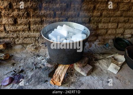 Fusion de la paraffine sur un feu de bois pour la fabrication de bougies dans l'atelier de bougies Casa Viviana à Teotitlan del Valle, Oaxaca, Mexique. Banque D'Images