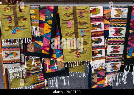 Tissage de laine réalisé avec des teintures naturelles sur des métiers à pédales en bois dans une boutique de tissage familiale à Teotitlan del Valle, Oaxaca, Mexique. Banque D'Images