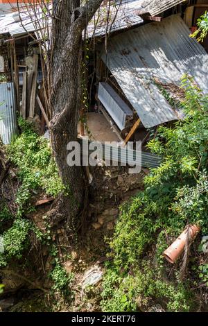 Un magasin de tissage à domicile précaires perché sur le côté d'un ravin profond à Oaxaca, au Mexique. Le grand métier à pédale est juste visible sous le Banque D'Images