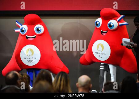 Illustration Mascottes 'la Phryge paralympique' et 'la Phryge Olympique' lors de la présentation des Mascottes olympiques de Paris 2024 sur 14 novembre 2022 à Paris, France - photo Matthieu Mirville / DPPI Banque D'Images