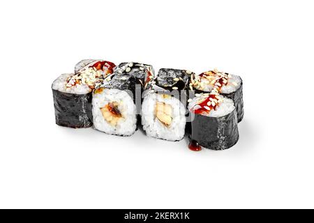 Morceaux de rouleaux de norimaki avec anguille nappés de sauce unagi et de sésame Banque D'Images