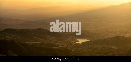 Vue sur le paysage du centre de la Grèce depuis le massif de l'Olympe au coucher du soleil Banque D'Images