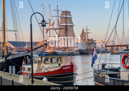 Den Helder, pays-Bas. Novembre 2022. Navires historiques dans le port de Den Helder. Photo de haute qualité Banque D'Images
