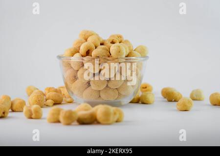 Congeler le longan séché dans un bol en verre sur fond blanc. Le lyophilisation est un procédé qui préserve la valeur nutritionnelle des aliments. Banque D'Images