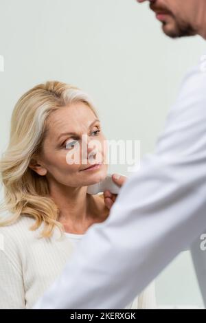 trouble médecin faisant des diagnostics d'échographie de la femme d'âge moyen dans la clinique, image de stock Banque D'Images