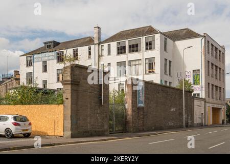 Juillet 2022 photo de Willison House, l'ancien magasin de meubles de Robertson à Barrack Street, Dundee. Le bâtiment a été victime d'un incendie délibéré à partir du 12 novembre, que la police a qualifié d'« acte imprudent et dangereux de tir ». Le bâtiment classé dans la catégorie B de l'art déco a fermé ses portes en tant que magasin de meubles en 2011 et est devenu depuis semi-abandonné; il faisait partie du registre des bâtiments à risque pour l'Écosse. Banque D'Images