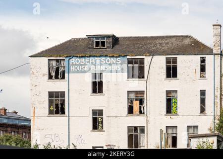 Juillet 2022 photo de l'élévation arrière de Willison House, l'ancien magasin de meubles de Robertson à Barrack Street, Dundee. Le bâtiment a été victime d'un incendie délibéré à partir du 12 novembre, que la police a qualifié d'« acte imprudent et dangereux de tir ». Le bâtiment classé dans la catégorie B de l'art déco a fermé ses portes en tant que magasin de meubles en 2011 et est devenu depuis semi-abandonné; il faisait partie du registre des bâtiments à risque pour l'Écosse. Banque D'Images