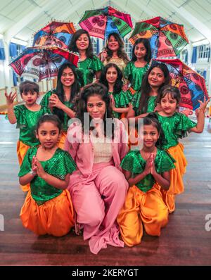 Londres UK Cheam 14 Nov 2022, Monali Mohite Selvaraj, actrice Bollywood et professeur de danse classique et Bollywood, cérémonie de remise des diplômes junior avec invité spécial le maire de Sutton Trish Fivey. Paul Quezada-Neiman/Alamy Live News Banque D'Images