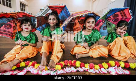 Londres UK Cheam 14 Nov 2022, Monali Mohite Selvaraj, actrice Bollywood et professeur de danse classique et Bollywood, cérémonie de remise des diplômes junior avec invité spécial le maire de Sutton Trish Fivey. Paul Quezada-Neiman/Alamy Live News Banque D'Images