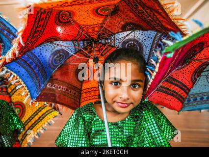 Londres UK Cheam 14 Nov 2022, Monali Mohite Selvaraj, actrice Bollywood et professeur de danse classique et Bollywood, cérémonie de remise des diplômes junior avec invité spécial le maire de Sutton Trish Fivey. Paul Quezada-Neiman/Alamy Live News Banque D'Images