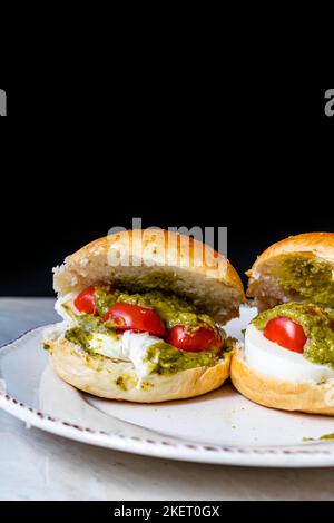 Sandwiches italiens Caprese avec tomates cerises fraîches, fromage mozzarella et sauce pesto. Prêts à manger. Banque D'Images