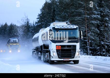 Le camion-citerne Volvo FH transporte du gazole, ADR 30-1202, sur une route enneigée suivie d'un autre camion. Salo, Finlande. 18 janvier 2019. Banque D'Images