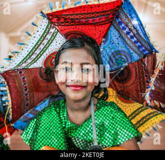 Londres UK Cheam 14 Nov 2022, Monali Mohite Selvaraj, actrice Bollywood et professeur de danse classique et Bollywood, cérémonie de remise des diplômes junior avec invité spécial le maire de Sutton Trish Fivey. Paul Quezada-Neiman/Alamy Live News Banque D'Images