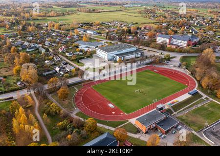 Vue d'en haut du stade près de l'école secondaire de Dobele, Lettonie Banque D'Images