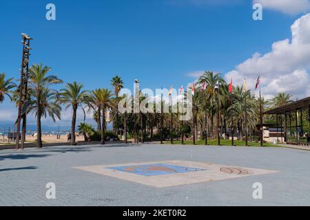 Place des Comunitats autonomes avec drapeaux des communautés autonomes espagnoles qui accueille de nombreux touristes venant à Salou Banque D'Images